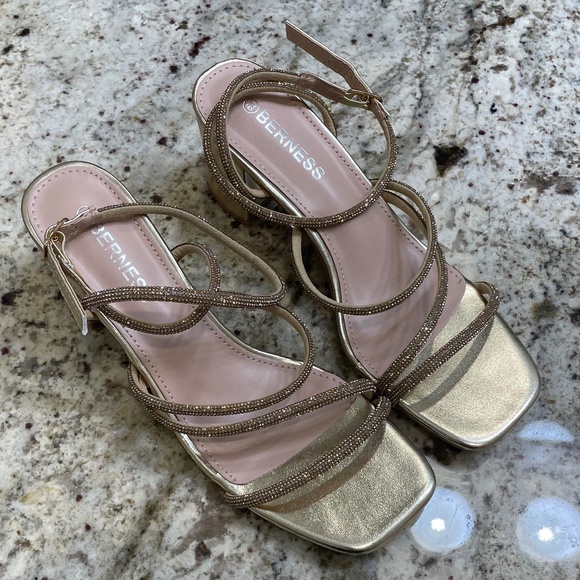 NWOT Berness Gold Strappy Lotus Rhinestone Heel / Sandal (Size 6.5) - Picture 3 of 7